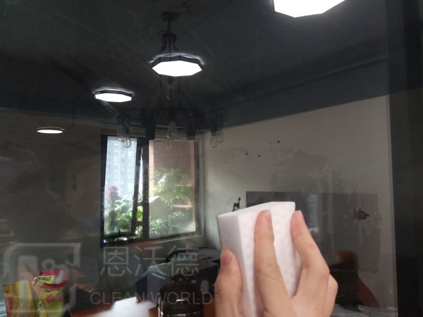 玻璃上的污漬怎用什么去除呢？玻璃上有水垢怎么辦？